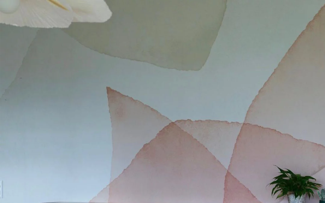 Décor mural aux formes végétales dans des tons rose, beige et vert