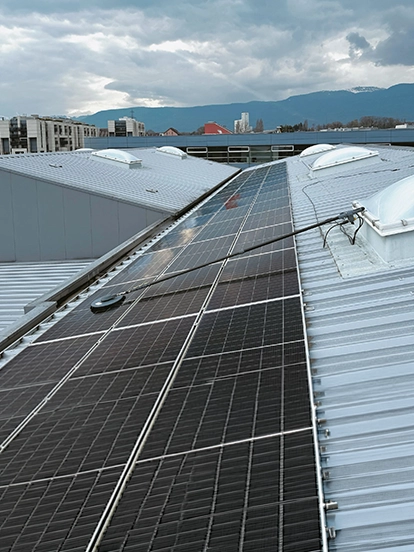 Nettoyage de panneaux photovoltaïques avec une perche adaptée