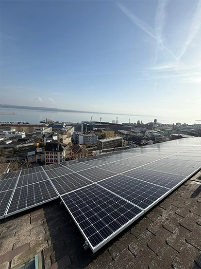 Panneaux photovoltaïques en toiture avec vue sur Neuchâtel et le lac