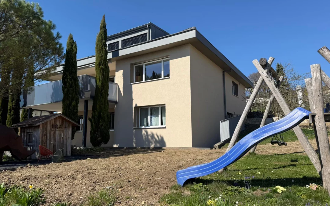 Maison individuelle avec façade beige clair rénovée