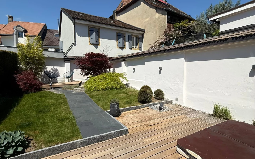 Travaux de peinture extérieure sur un muret de jardin