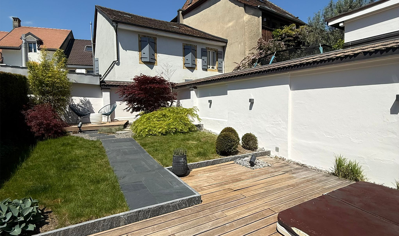 Travaux de peinture extérieure sur un muret de jardin