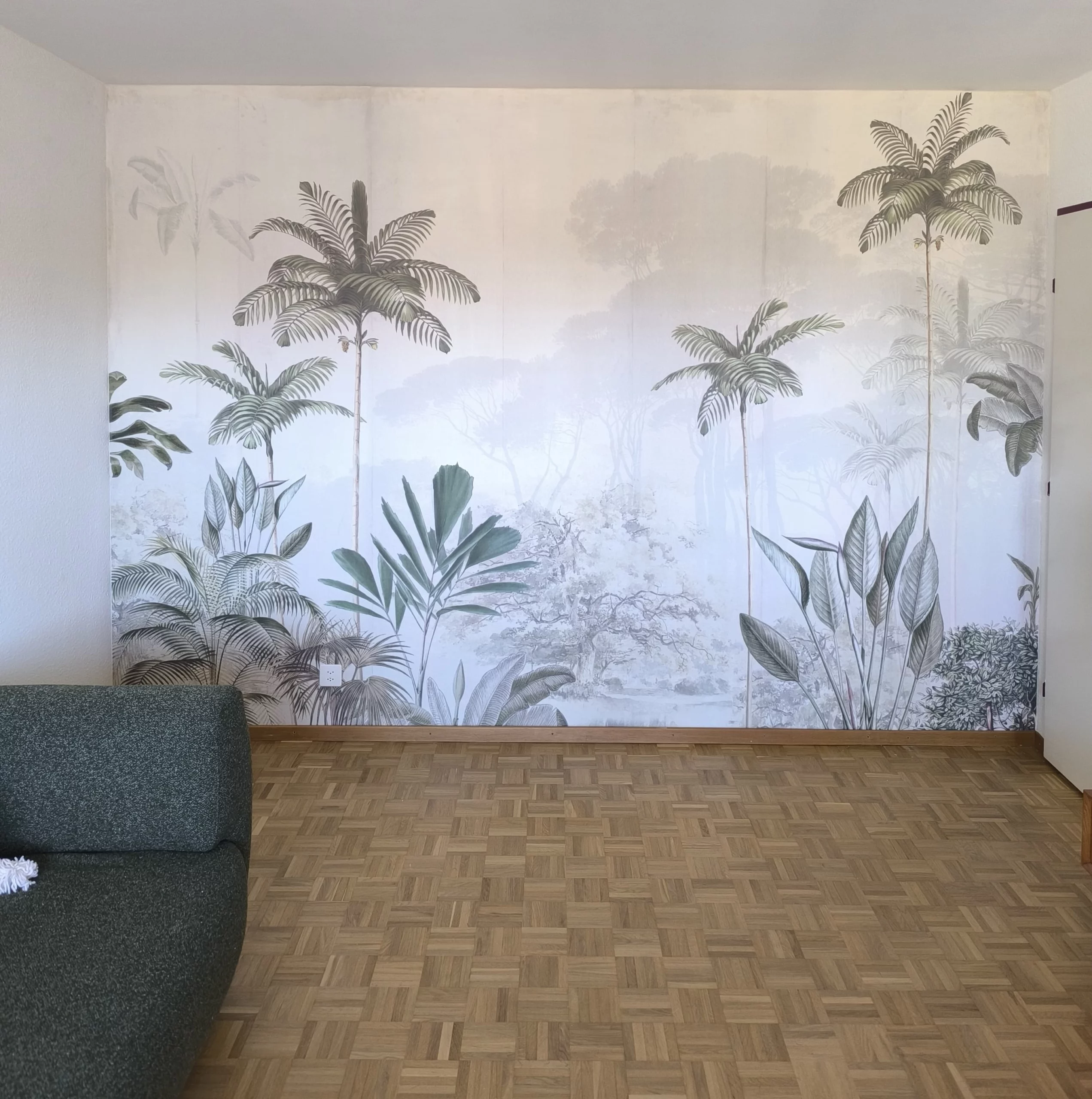 Décor mural panoramique végétal avec palmiers dans un intérieur