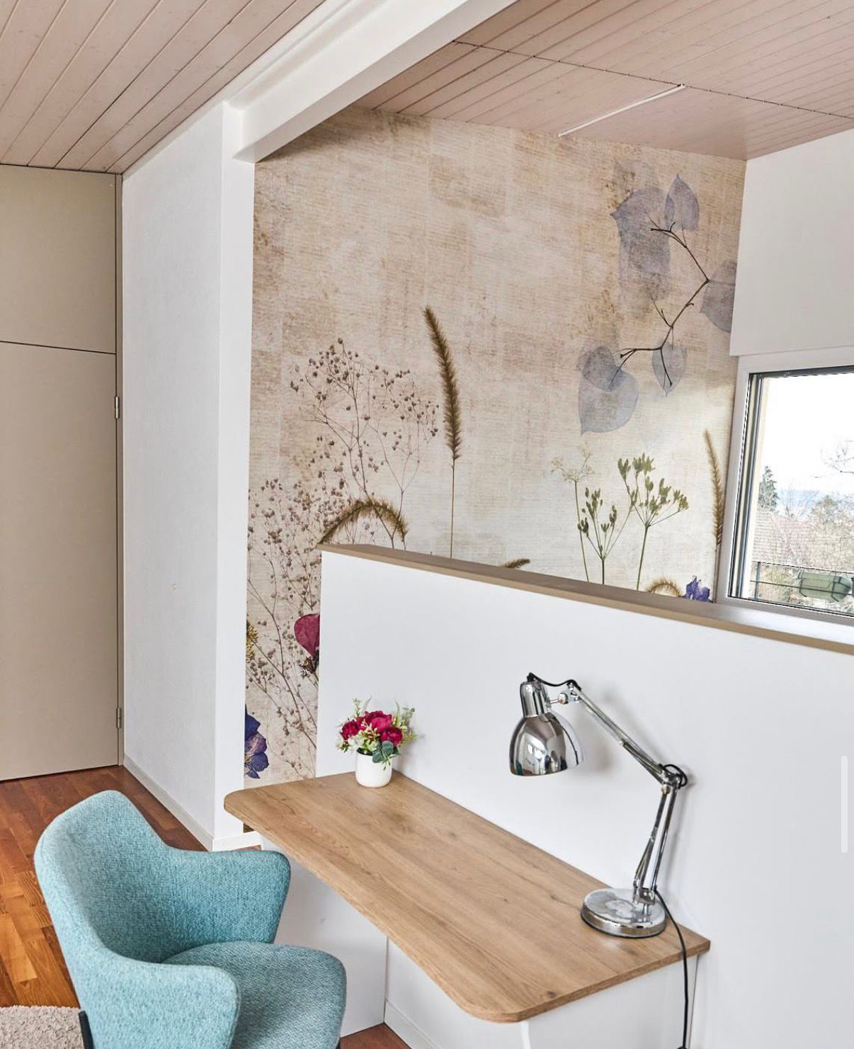 Décor mural végétal avec fleurs et roseaux dans un espace intérieur
