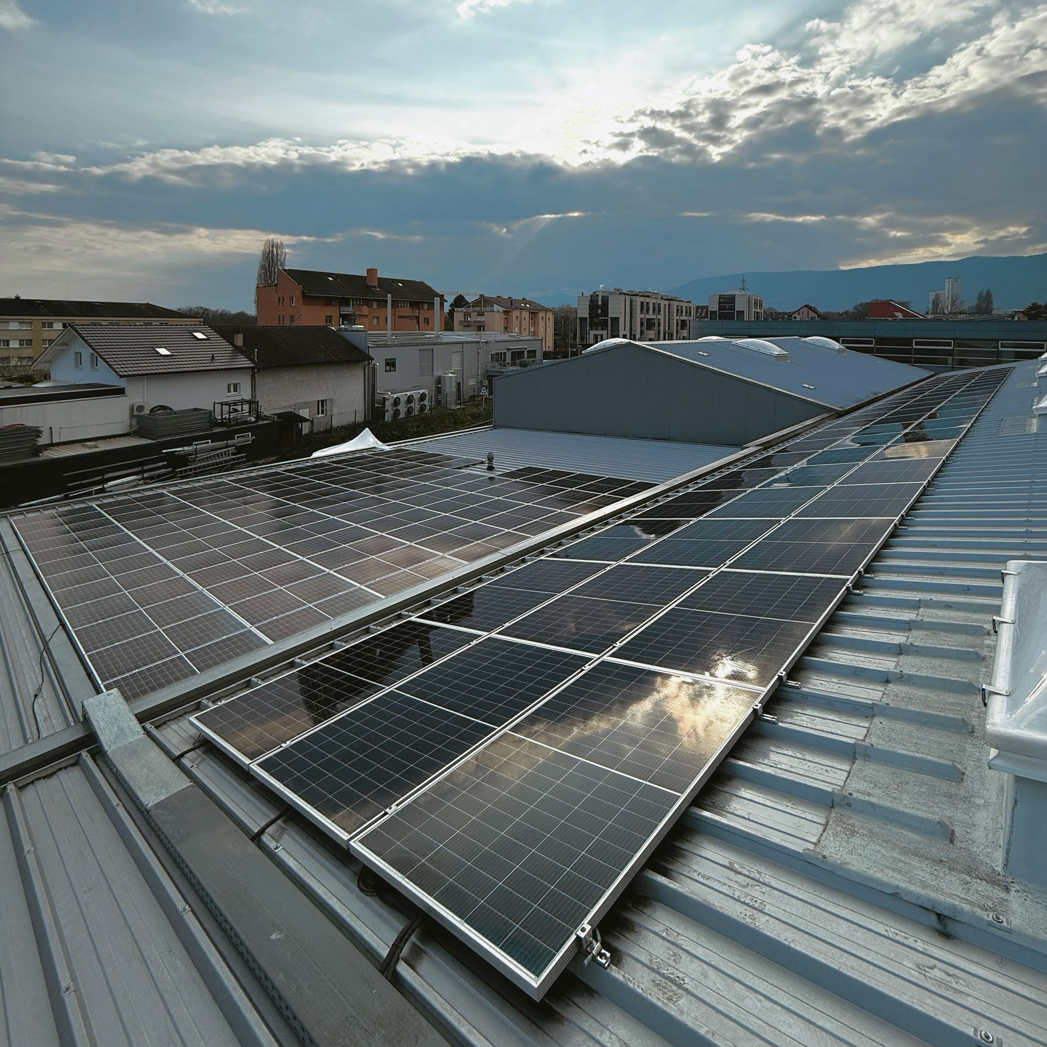 Panneaux photovoltaïques installés sur une grande toiture
