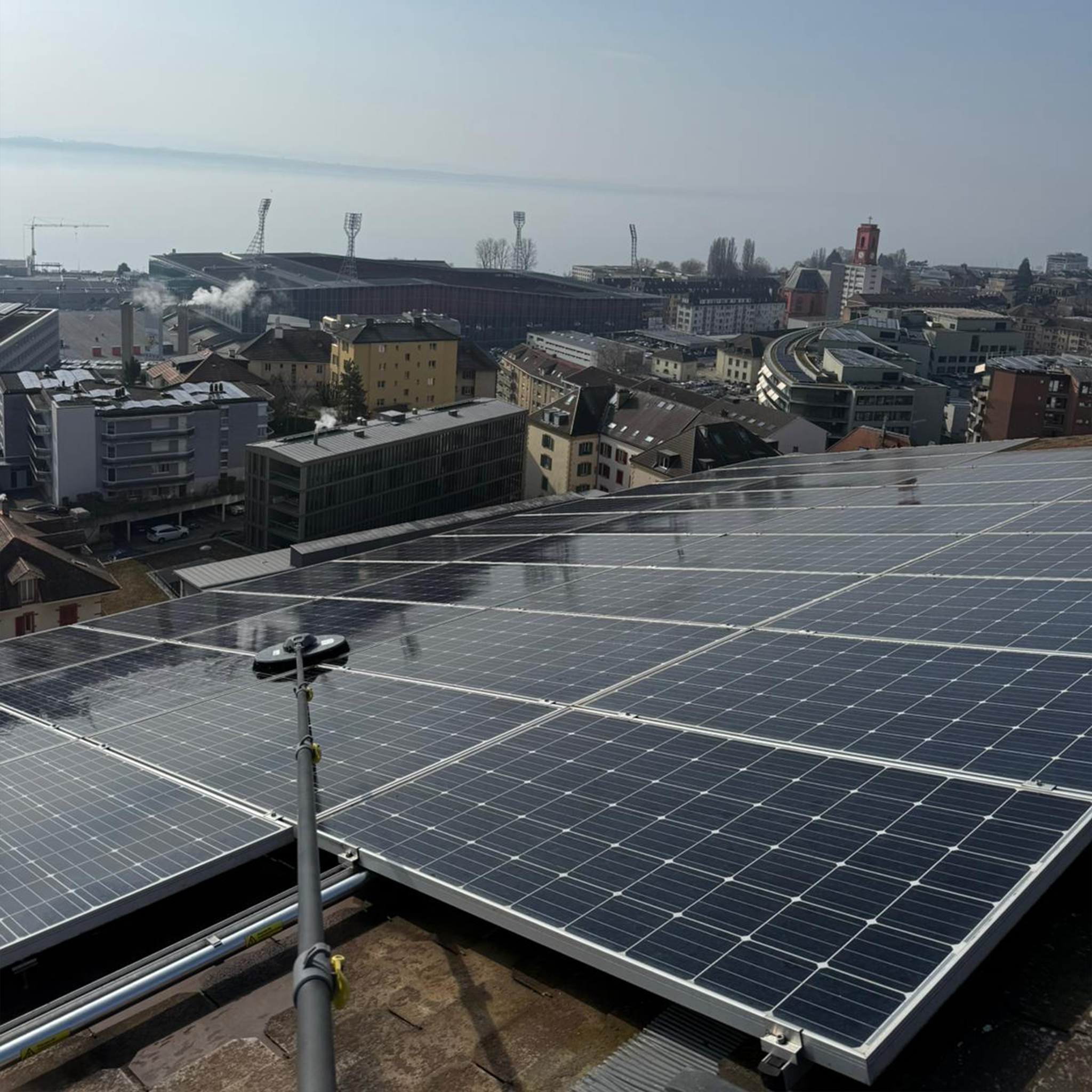 Matériel de nettoyage sur panneaux photovoltaïques en toiture à Neuchâtel