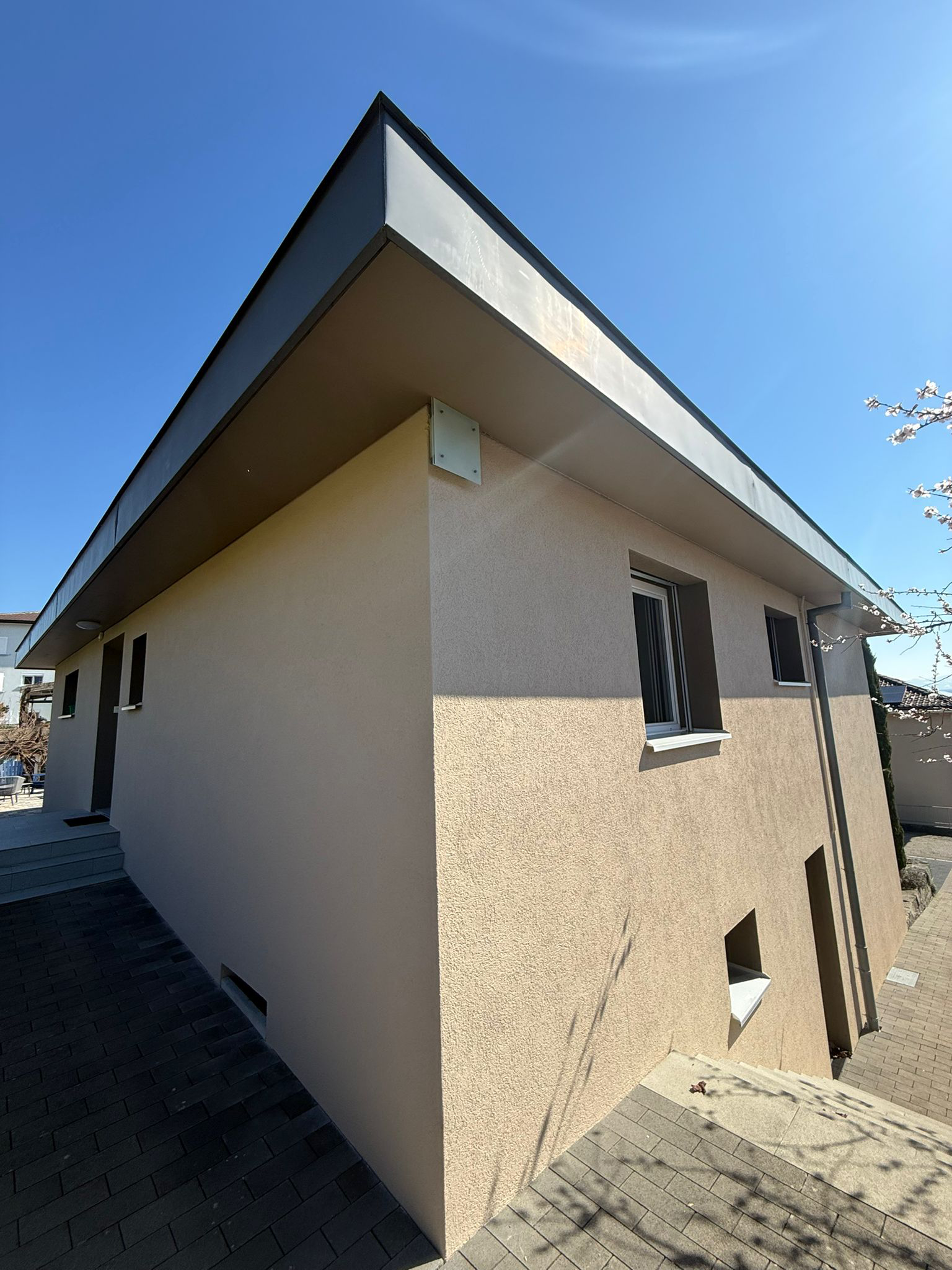 Façade extérieure rénovée avec finition crépie claire