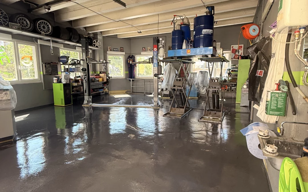 Sol en résine gris foncé dans un atelier automobile